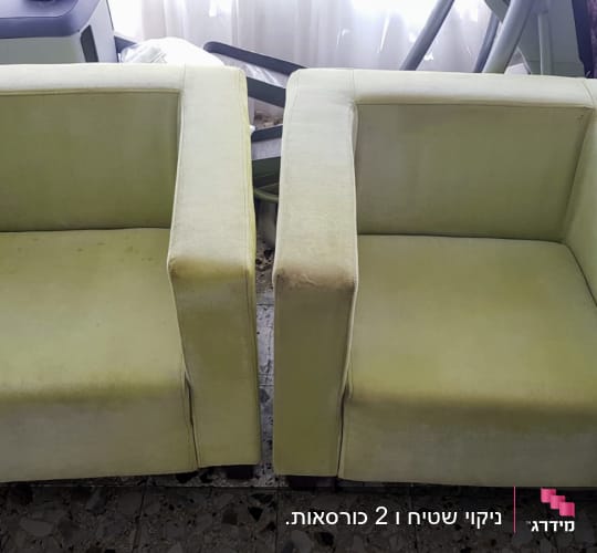 שני כורסאות ירוקות עם כתמים על הריפוד